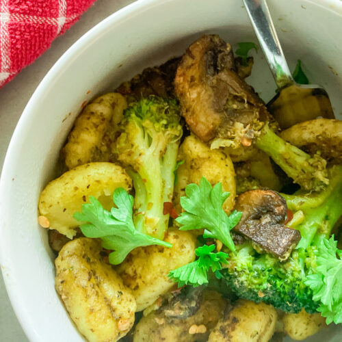 baked gnocchi with broccoli, bowl of gnocchi with broccoli and mushrooms