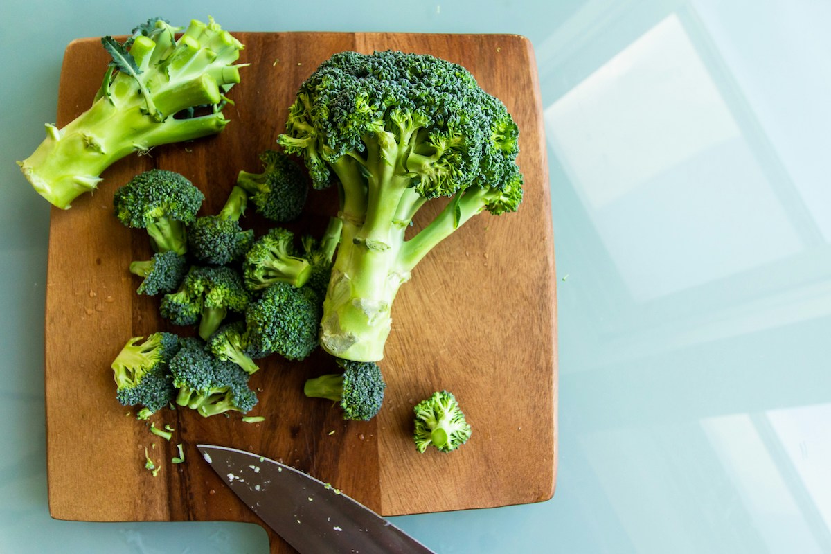 broccoli sprouts vs microgreens sulforaphane, chopping broccoli on a cutting board